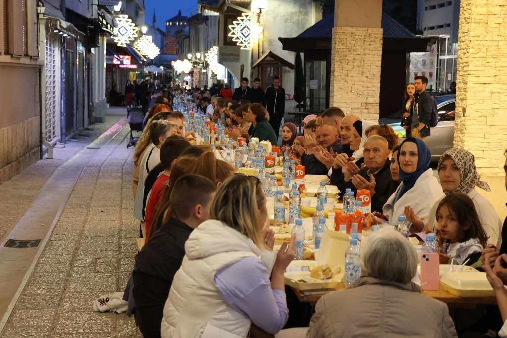 Veliki broj Mostarki i Mostaraca na zajedničkom iftaru